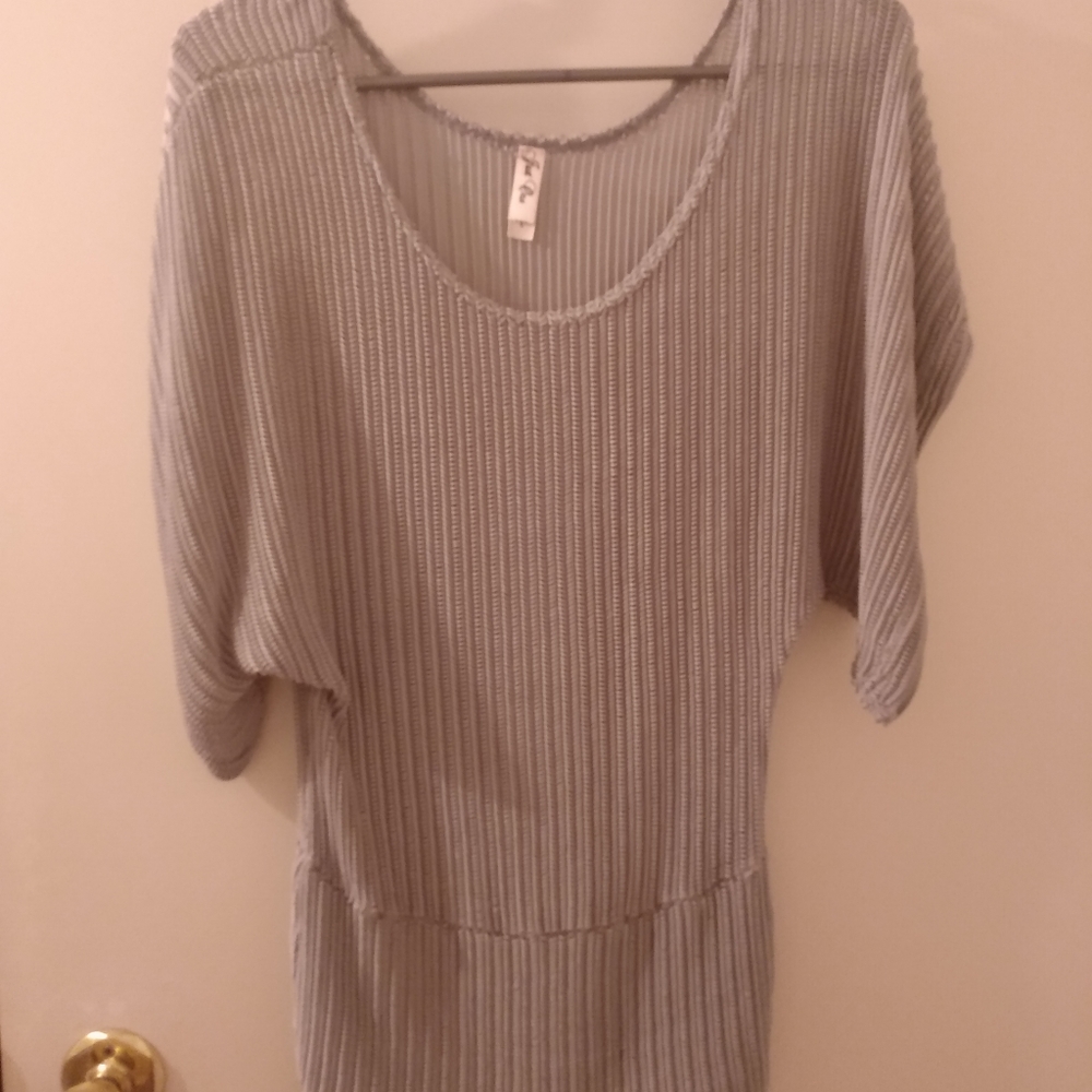 Trendy grey baggly top. Perfect for date night.
